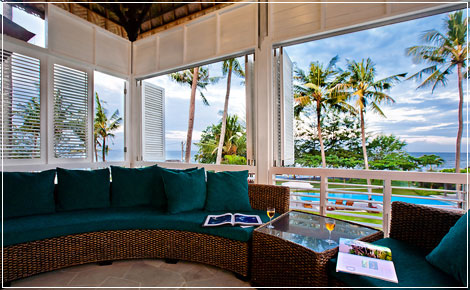 Upstair breezy living area facing to the ocean
